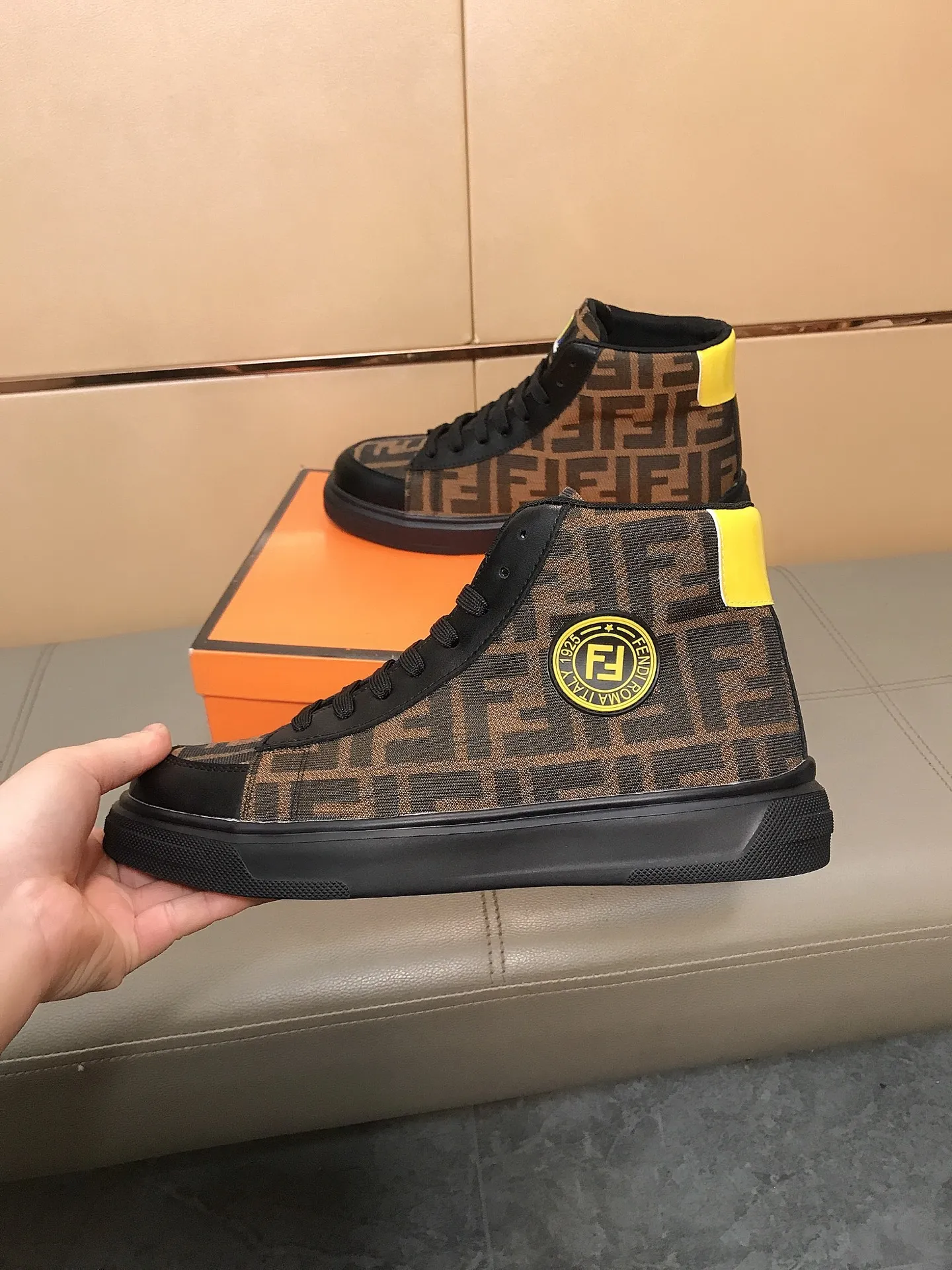 Men's shoes 240 🥾🥾↔️↔️[fendi] Fendi classic and comfortable men's high-top casual shoes, the upper is made of nubuck leather with brand printed fabrics, sheepskin feet, and rubber wear-resistant outsole. This unique style is suitable for all seasons, casual and refined sensibility, comfortable and natural on the feet. It is an everyday style for casual travel in autumn and winter! Code number: 38-44